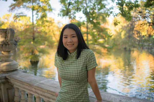 Образ Жизни Портрет Молодой Счастливой Привлекательной Азиатской Китаянки Расслабился Прогуливаясь — стоковое фото