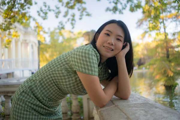 행복하고 매력적 아시아 여성의 라이프 스타일 휴가중에 자연을 즐기며 공원에서 — 스톡 사진
