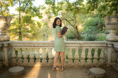 Geleneksel hayran kitlesi olan mutlu ve çekici Asyalı kadının hayat tarzı portresi hafta sonu kaçamağı sırasında şehir parkında rahatça yürüyüp sonbahar doğasının tadını çıkarıyor.