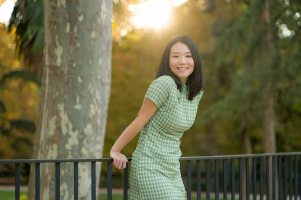 Retrato Estilo Vida Jovem Mulher Chinesa Asiática Feliz Atraente Relaxado — Fotografia de Stock