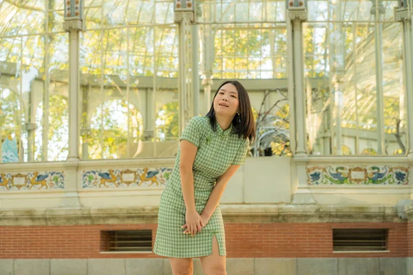 행복하고 매력적 아시아 여성의 라이프 스타일 스페인에서 여행을 즐기며 공원에서 — 스톡 사진