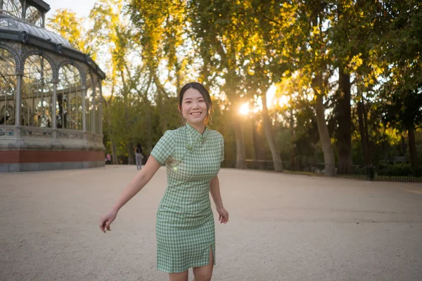 Estilo Vida Retrato Joven Mujer China Asiática Feliz Atractiva Relajada —  Fotos de Stock