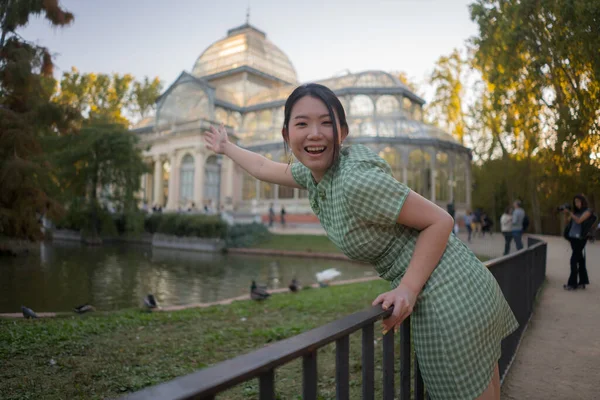 Estilo Vida Retrato Joven Mujer China Asiática Feliz Atractiva Relajada —  Fotos de Stock