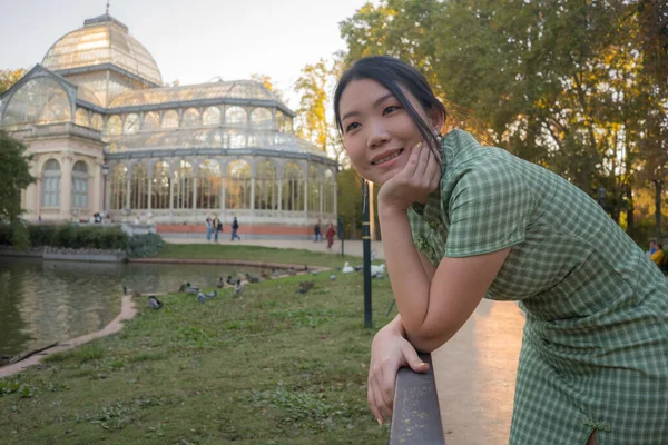 Образ Жизни Портрет Молодой Счастливой Привлекательной Азиатской Китаянки Расслабленной Прогулки — стоковое фото