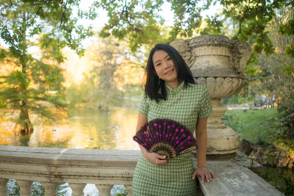 Estilo Vida Retrato Joven Mujer China Asiática Feliz Atractiva Con —  Fotos de Stock