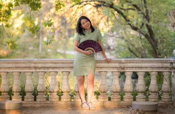 Estilo Vida Retrato Joven Mujer China Asiática Feliz Atractiva Con — Foto de Stock