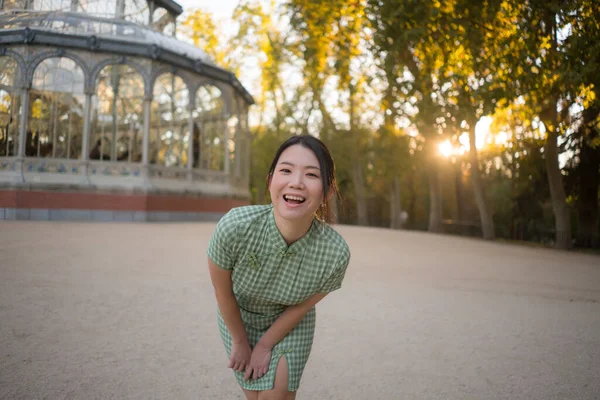 Estilo Vida Retrato Joven Feliz Atractiva Mujer Japonesa Asiática Relajada —  Fotos de Stock