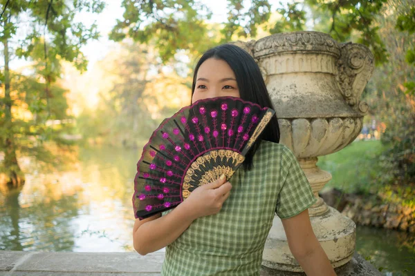 Estilo Vida Retrato Joven Mujer Japonesa Asiática Feliz Atractiva Con —  Fotos de Stock