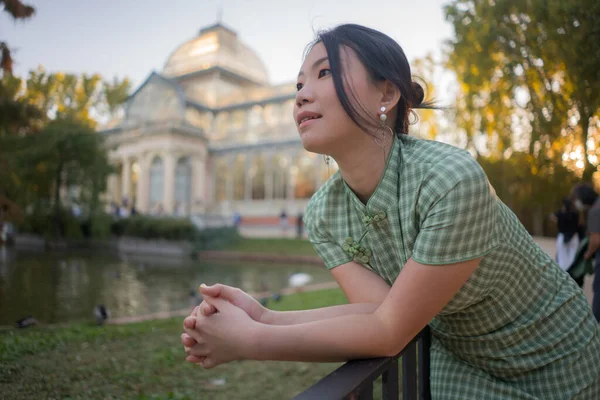Образ Жизни Портрет Молодой Счастливой Привлекательной Азиатской Корейской Женщины Расслабленной — стоковое фото
