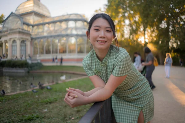 Estilo Vida Retrato Joven Feliz Atractiva Mujer Coreana Asiática Relajada — Foto de Stock