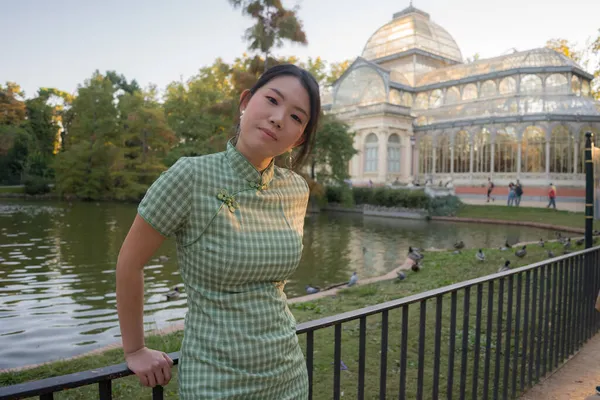 Estilo Vida Retrato Joven Feliz Atractiva Mujer Coreana Asiática Relajada —  Fotos de Stock