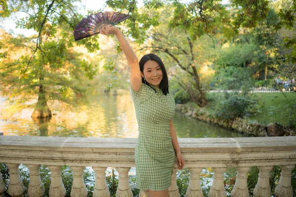 Образ Жизни Портрет Молодой Счастливой Привлекательной Азиатской Корейской Женщины Традиционным — стоковое фото