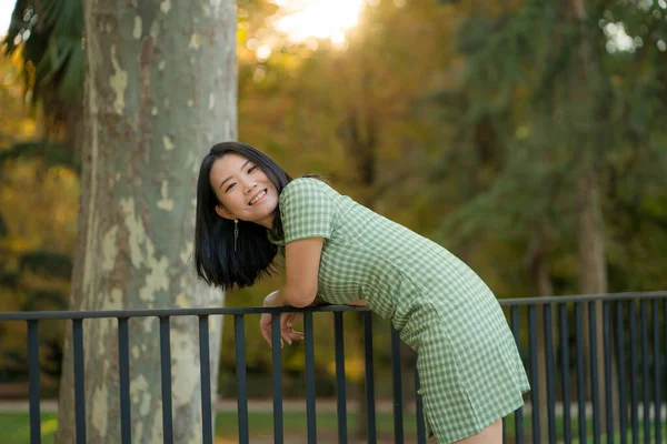 행복하고 매력적 여성의 라이프 스타일 사진귀여운 아시아인 드레스를 아름다운 석양을 — 스톡 사진