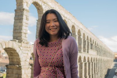 İspanya 'da tatildeyken çekici bir Asyalı kız. Genç, mutlu ve güzel Japon kadın Segovia' daki dünya mirasını ziyaret ediyor. Tatil seyahatlerinin keyfini çıkarıyor. 