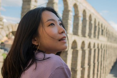 İspanya 'da tatildeyken çekici bir Asyalı kız. Genç, mutlu ve güzel Japon kadın Segovia' daki dünya mirasını ziyaret ediyor. Tatil seyahatlerinin keyfini çıkarıyor. 