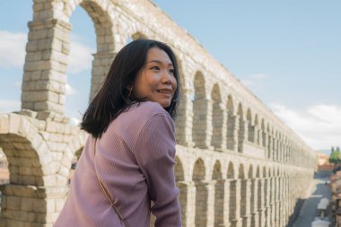 İspanya 'da tatildeyken çekici bir Asyalı kız. Genç, mutlu ve güzel bir Koreli kadın Segovia' daki dünya mirasını ziyaret ediyor. Tatil seyahatlerinin keyfini çıkarıyor. 