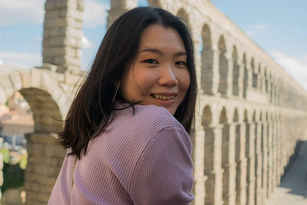 Азиатская Девушка Время Отпуска Испании Молодая Счастливая Красивая Китаянка Посещающая — стоковое фото