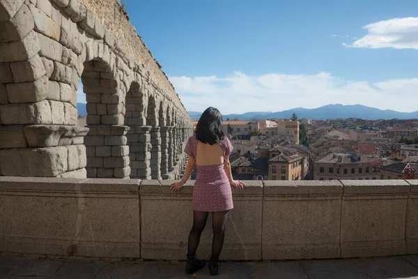 Женщина Segovia Acueducto Точки Зрения Время Отдыха Испании Молодая Счастливая — стоковое фото