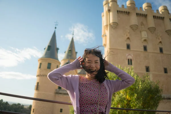 Genç Asyalı kadın açık hava yaşam tarzı portresi - mutlu ve güzel Çinli kız Avrupa 'da tatil gezileri sırasında peri masalı şatosundan keyif alıyor.