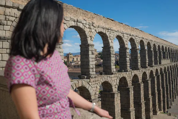 Vrouw Segovia Acueducto Uitzichtpunt Tijdens Vakantie Spanje Jonge Gelukkige Vrouw — Stockfoto