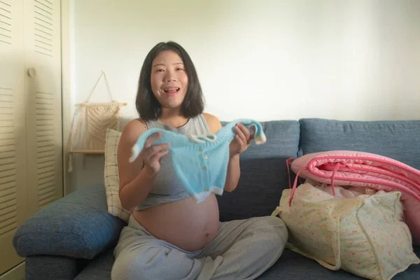 Young Happy Beautiful Asian Chinese Woman Pregnant Couch Enjoying Playful — Photo