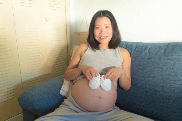 Young Happy Beautiful Asian Korean Woman Pregnant Couch Enjoying Playful — Stock fotografie