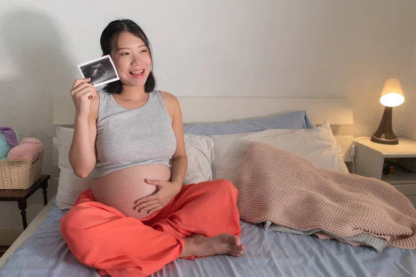 Lifestyle Home Portrait Young Happy Beautiful Asian Chinese Woman Pregnant — Photo