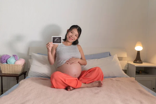 Lifestyle Home Portrait Young Happy Beautiful Asian Japanese Woman Pregnant — Foto de Stock