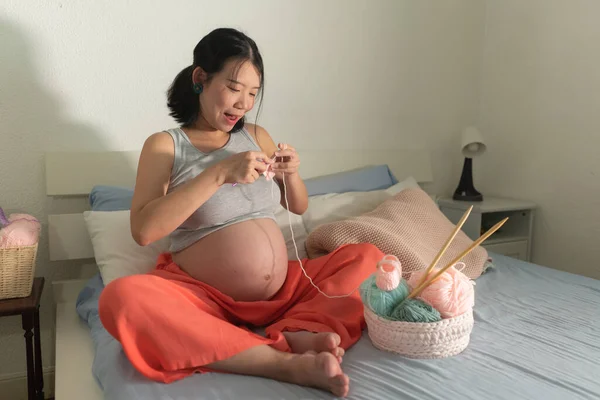 Lifestyle Home Portrait Young Happy Beautiful Asian Korean Woman Knitting — Zdjęcie stockowe