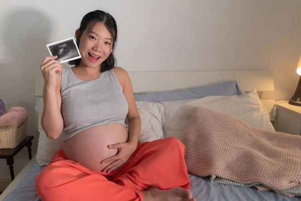 Lifestyle Home Portrait Young Happy Beautiful Asian Korean Woman Pregnant — Zdjęcie stockowe