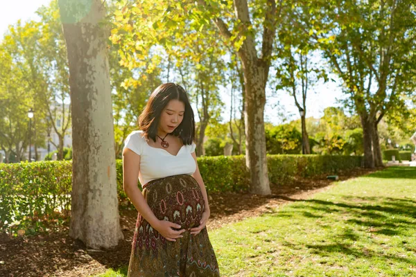 Junge Glückliche Und Schöne Asiatische Chinesin Posiert Glücklich Und Fröhlich — Stockfoto