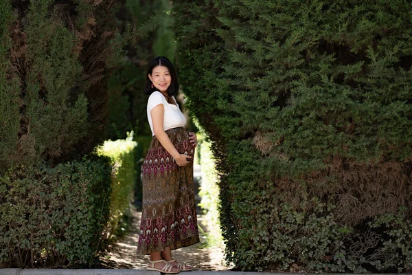 Joven Feliz Hermosa Mujer China Asiática Posando Aire Libre Feliz — Foto de Stock