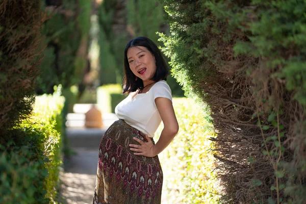 Junge Glückliche Und Schöne Asiatische Chinesin Posiert Glücklich Und Fröhlich — Stockfoto