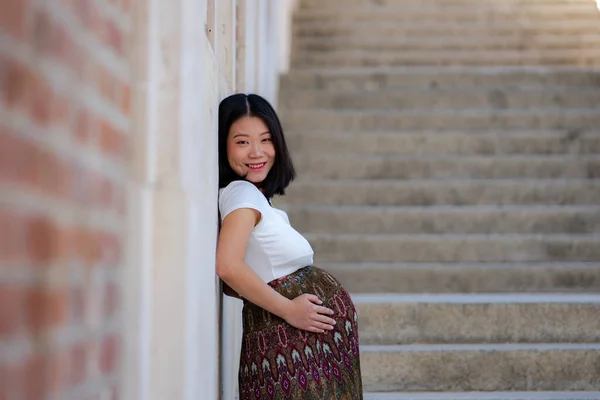 Jovem Feliz Bonita Mulher Chinesa Asiática Posando Livre Feliz Alegre — Fotografia de Stock