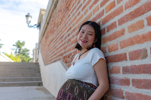 Молодая Счастливая Красивая Азиатская Китаянка Позирует Открытом Воздухе Счастливая Жизнерадостная — стоковое фото