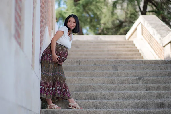 Молодая Счастливая Красивая Азиатская Китаянка Позирует Открытом Воздухе Счастливая Жизнерадостная — стоковое фото