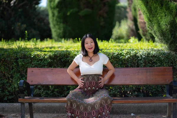 Молодая Счастливая Красивая Азиатская Китаянка Беременна Показывая Свой Живот Гордой — стоковое фото