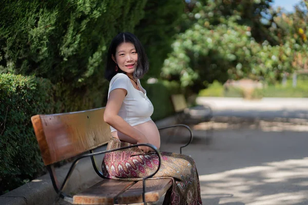 Joven Feliz Hermosa Mujer China Asiática Embarazada Mostrando Vientre Orgulloso — Foto de Stock