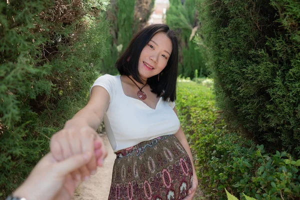 Jovem Feliz Bonita Asiática Japonesa Mulher Posando Livre Feliz Alegre — Fotografia de Stock