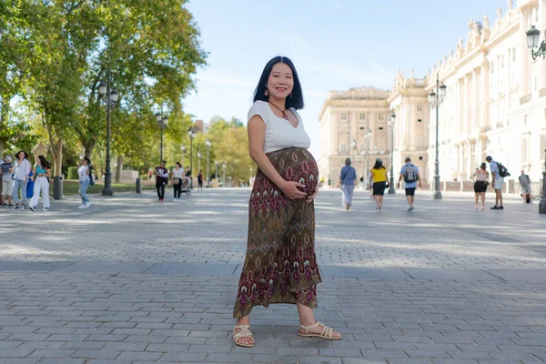 Jong Gelukkig Mooi Aziatisch Japans Vrouw Poseren Buiten Gelukkig Vrolijk — Stockfoto