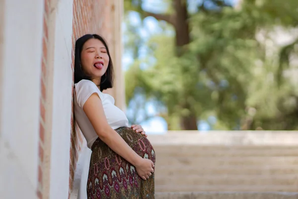 Junge Glückliche Und Schöne Asiatische Japanerin Posiert Freien Glücklich Und — Stockfoto