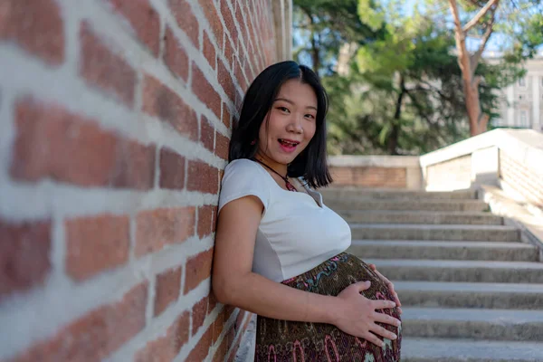 Jovem Feliz Bonito Asiático Japonês Mulher Posando Livre Feliz Alegre — Fotografia de Stock