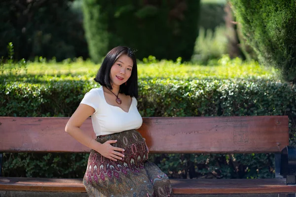Joven Feliz Hermosa Asiática Japonesa Embarazada Mostrando Vientre Orgulloso Alegre —  Fotos de Stock
