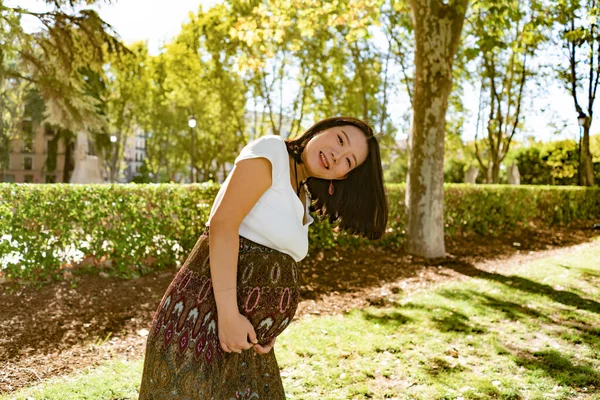 행복하고 아름다운 아시아인 야외에서 행복하게 공원에서 임신중인 모습으로 자랑스럽게 웃으며 — 스톡 사진
