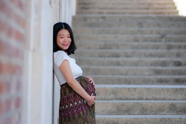 Молодая Счастливая Красивая Азиатская Кореянка Позирует Открытом Воздухе Счастливая Жизнерадостная — стоковое фото