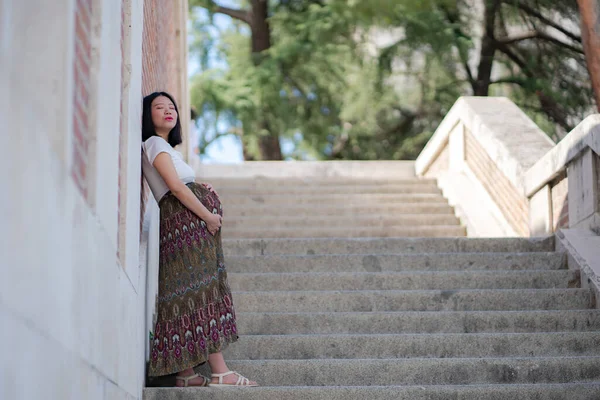 Jovem Feliz Bonita Mulher Coreana Asiática Posando Livre Feliz Alegre — Fotografia de Stock