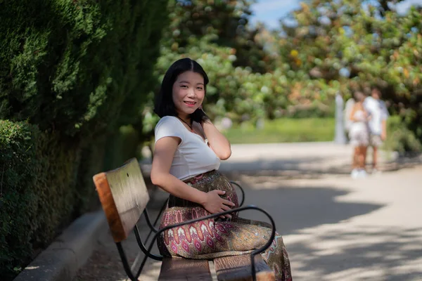 Jovem Feliz Bonita Mulher Coreana Asiática Grávida Mostrando Sua Barriga — Fotografia de Stock