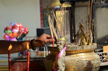 dini inanç tarafından Dilencilik teklifleri,.