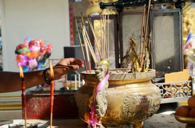 dini inanç tarafından Dilencilik teklifleri,.