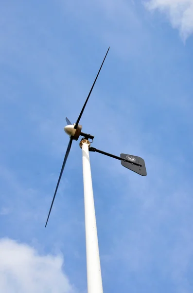 Wind turbines in the blue sky,. — Stock Photo, Image